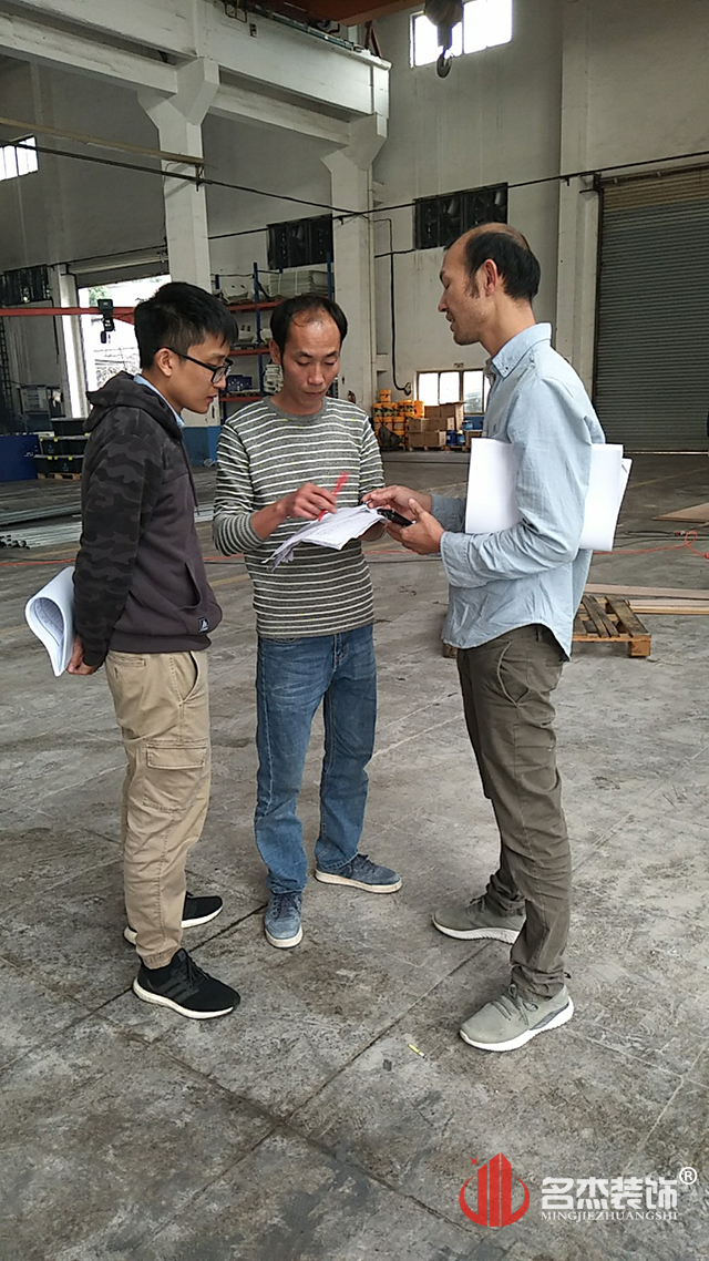 辦公室設(shè)計裝修現(xiàn)場開工照.jpg 辦公室設(shè)計裝修現(xiàn)場開工照.jpg